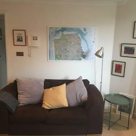 Modern 2 Double Bedroom Flat Near Gloucester Road