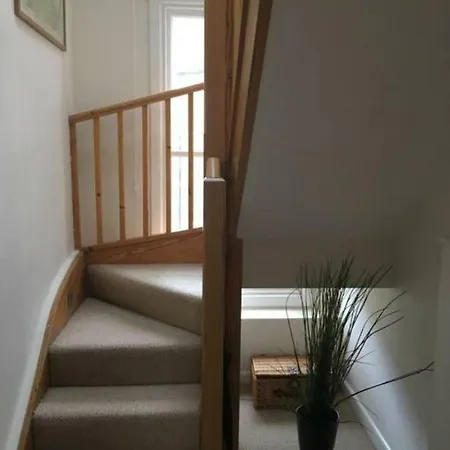 Modern 2 Double Bedroom Flat Near Gloucester Road *