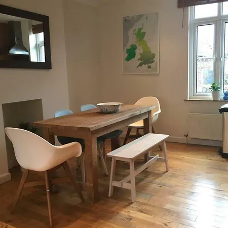 Modern 2 Double Bedroom Flat Near Gloucester Road * Bristol
